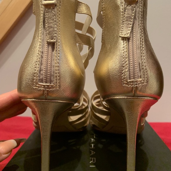 Metallic gold Tahari heels Size 10 - Picture 3 of 8